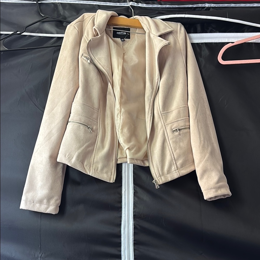 Zara Cream Blazer with Structured Design and Fitted Silhouette